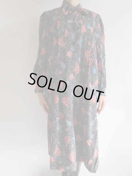 画像3: 赤や青の花模様のゆるシルエットボウタイワンピ (3)