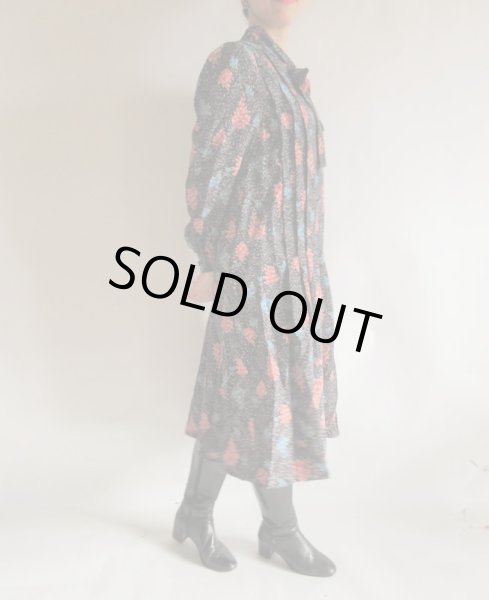 画像2: 赤や青の花模様のゆるシルエットボウタイワンピ (2)