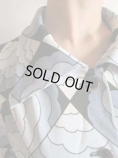 画像6: レトロ柄×ブラック無地の長袖ワンピ (6)