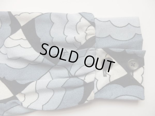 左袖口のボタンが一つ違います