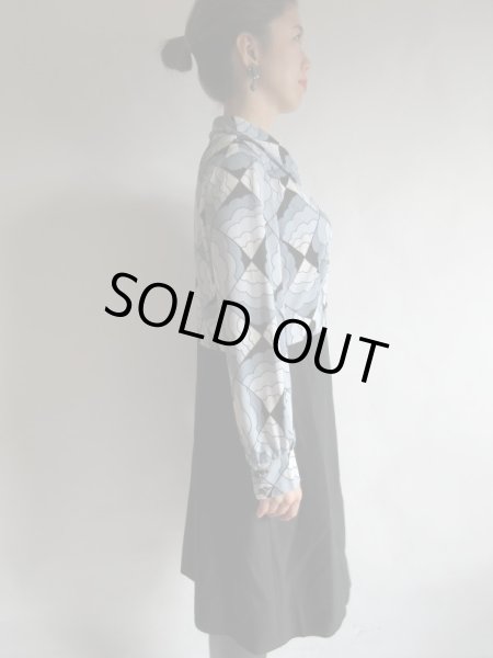 画像4: レトロ柄×ブラック無地の長袖ワンピ (4)