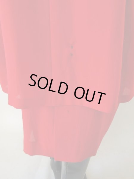 スカートの後ろ裾付近にお写真で確認いただけるようなシミがあります。