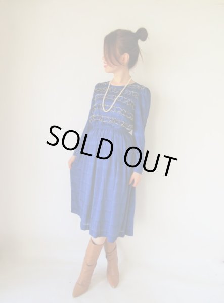 画像2: 深みブルーのゴールドフリルラインワンピース (2)