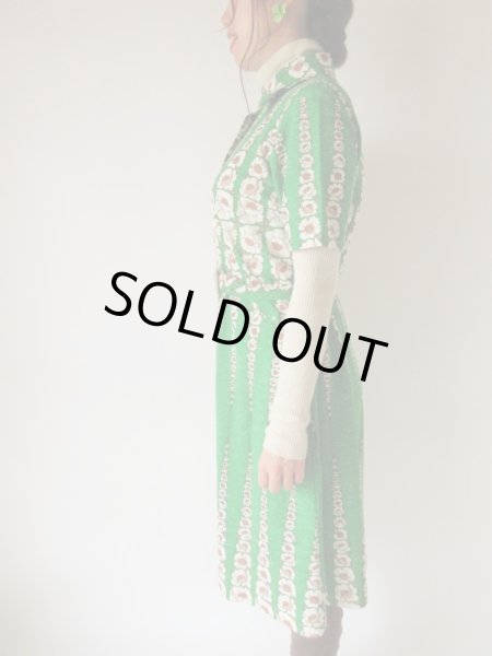 画像4: レトロチャーミングなお花柄ワンピース ゆったりサイズ* (4)