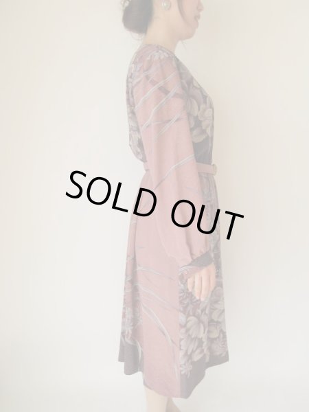 画像4: 和装のような花柄のワンピース (4)