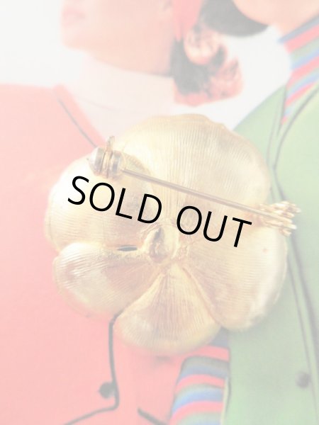 画像3: シャンパンベージュ×ゴールドのフラワーモチーフブローチ (3)