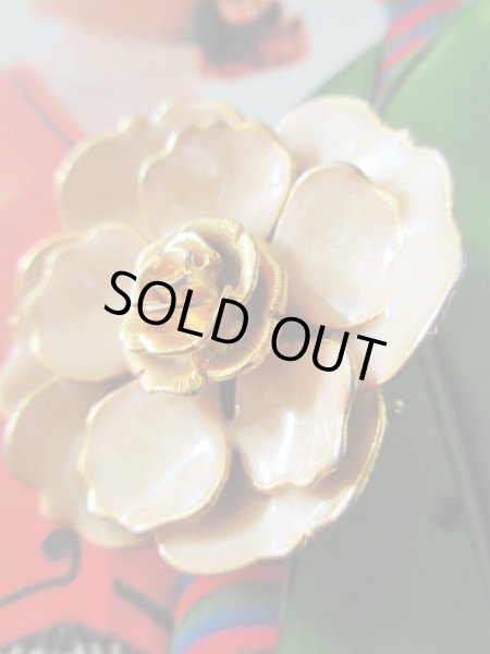 画像2: シャンパンベージュ×ゴールドのフラワーモチーフブローチ (2)