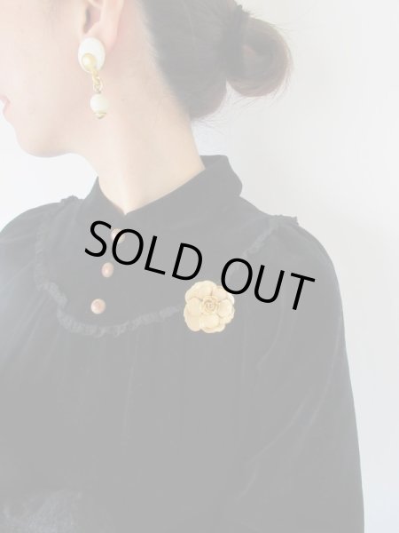 画像4: シャンパンベージュ×ゴールドのフラワーモチーフブローチ (4)