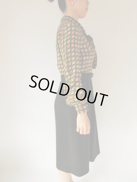 画像4: 幾何学スクエアー柄のボウタイワンピース (4)