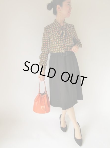 画像2: 幾何学スクエアー柄のボウタイワンピース (2)