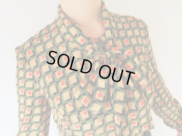 画像6: 幾何学スクエアー柄のボウタイワンピース (6)