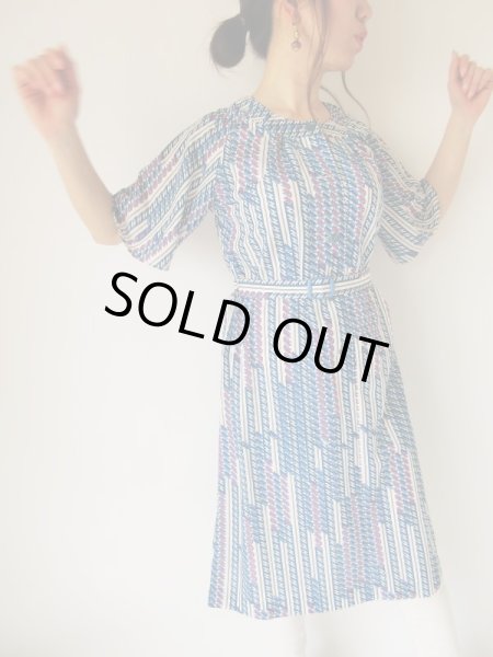 画像2: レトロデザインの変形ストライプのワンピース (2)