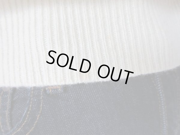 裾の部分にうっすらとシミがあります。