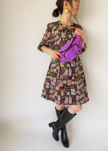 画像2: 【まるで絵本の1ページのような*】メルヘン柄のワンピース (2)