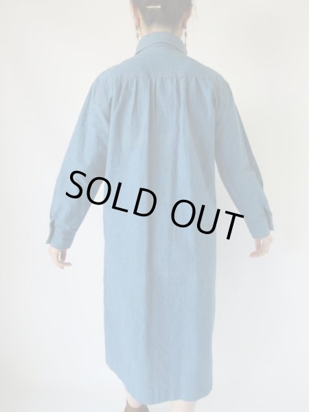 画像4: 赤のワンポイントのゆったりワンピース (4)