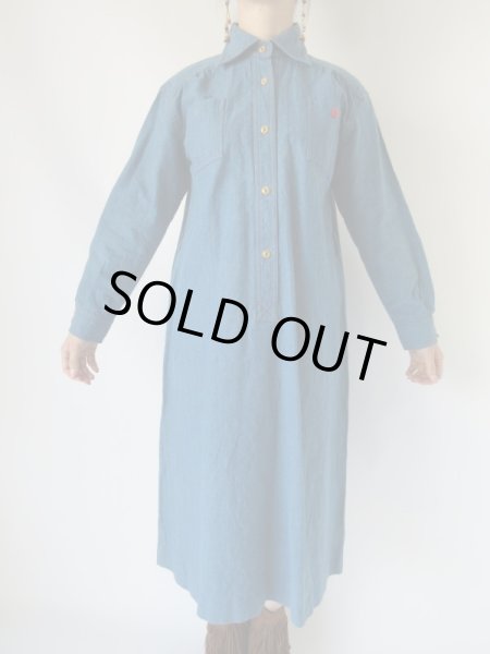 画像2: 赤のワンポイントのゆったりワンピース (2)