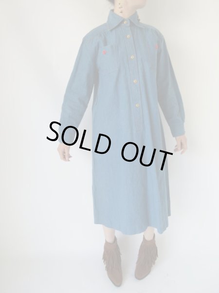 画像5: 赤のワンポイントのゆったりワンピース (5)