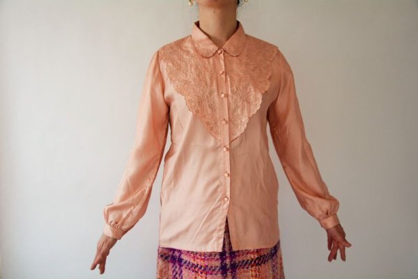 画像3: 刺繍デザインの上品ブラウス (3)