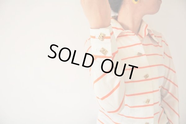 左側のお袖のボタンが1個ありません