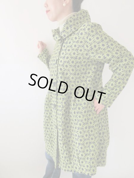 画像2: 【ほど良くハリのある素材もいい*】デイジー柄コート (2)