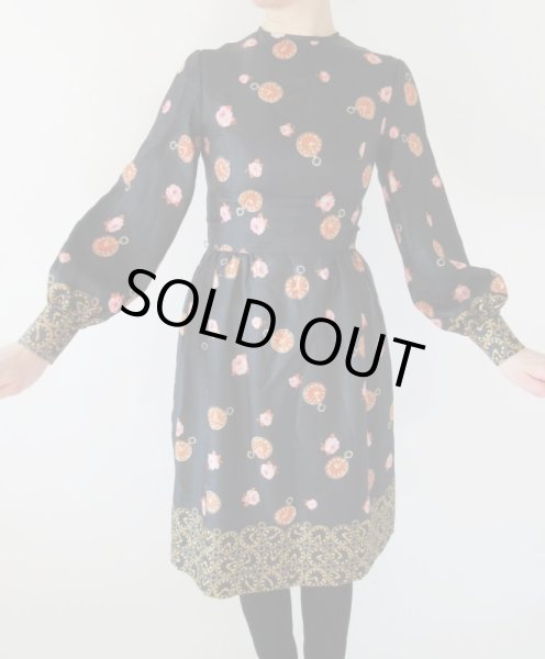 画像2: 【お仕立て品の１点モノ】時計と花柄のワンピース (2)