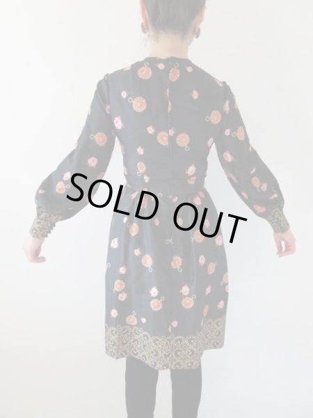 画像4: 【お仕立て品の１点モノ】時計と花柄のワンピース (4)