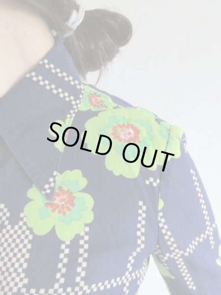 画像4: 【ネイビー地に鮮やかに咲く*】レトロフラワーワンピ (4)