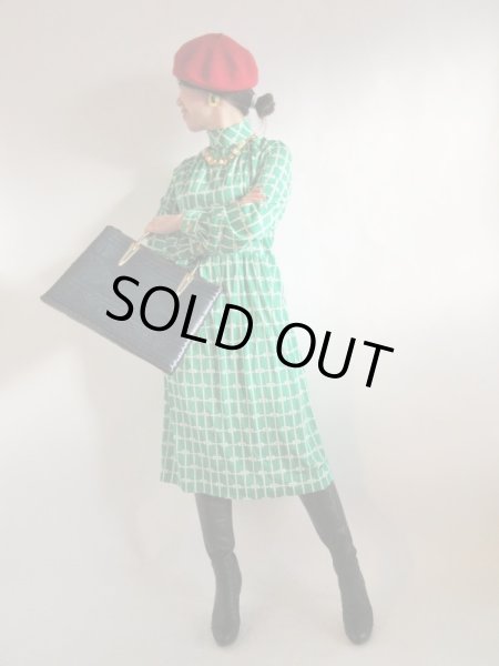 画像2: 【人気の鮮やかグリーン*】レトロ柄タートルワンピース (2)