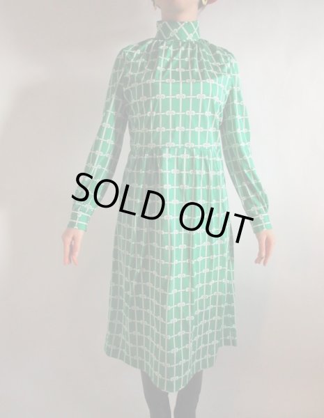 画像3: 【人気の鮮やかグリーン*】レトロ柄タートルワンピース (3)