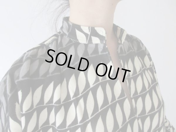 画像7: 【ゆったりsize*】リーフ柄のモノトーンワンピース  (7)