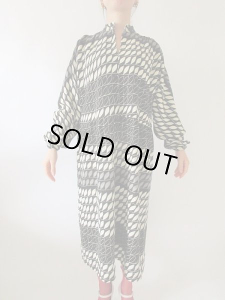 画像3: 【ゆったりsize*】リーフ柄のモノトーンワンピース  (3)