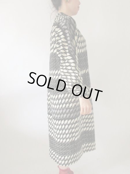 画像4: 【ゆったりsize*】リーフ柄のモノトーンワンピース  (4)