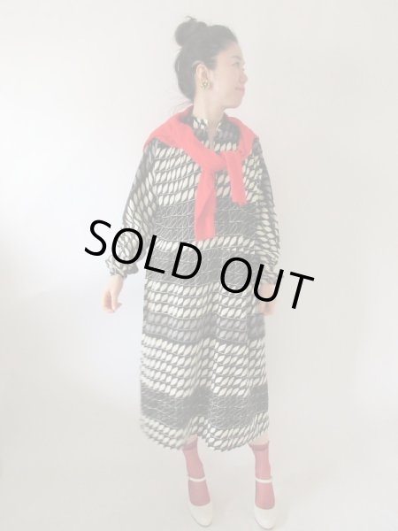 画像2: 【ゆったりsize*】リーフ柄のモノトーンワンピース  (2)