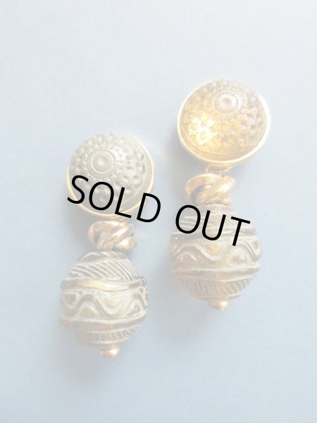 こちらのイヤリングとセットでお届けします。