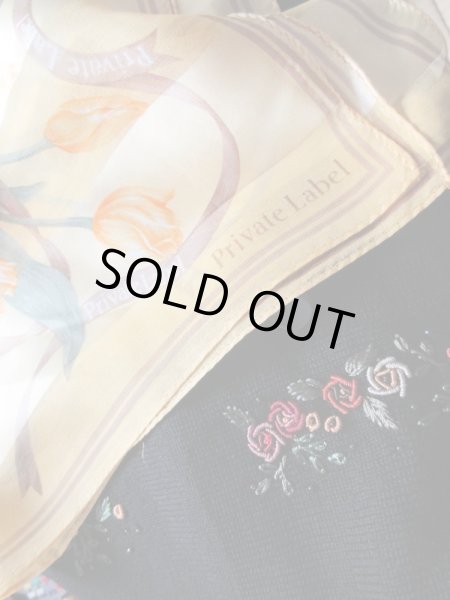 こちらのスカーフと一緒にお届けします。