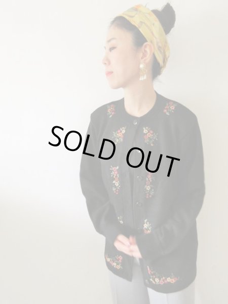 画像3: 【スカーフと2点セットでお届け*】お花刺繍のカーディガン (3)