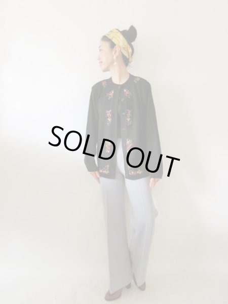 画像2: 【スカーフと2点セットでお届け*】お花刺繍のカーディガン (2)