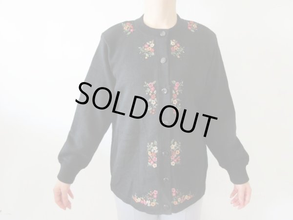 画像4: 【スカーフと2点セットでお届け*】お花刺繍のカーディガン (4)