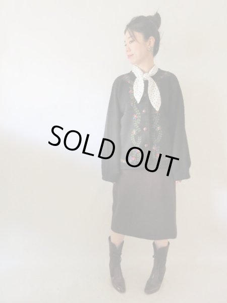 画像2: 【イヤリングと2点セットでお届け*】お花刺繍のカーディガン (2)