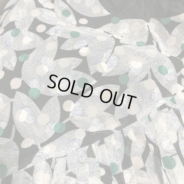 胸元にぼんやりとシミの箇所があります。