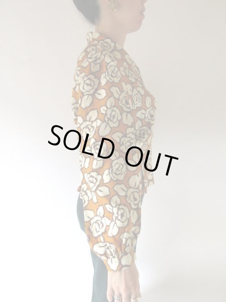 画像4: 【技あり襟の魅力*】2way襟のバラ柄ブラウス (4)