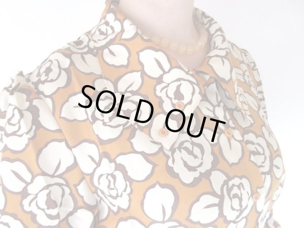 画像7: 【技あり襟の魅力*】2way襟のバラ柄ブラウス (7)