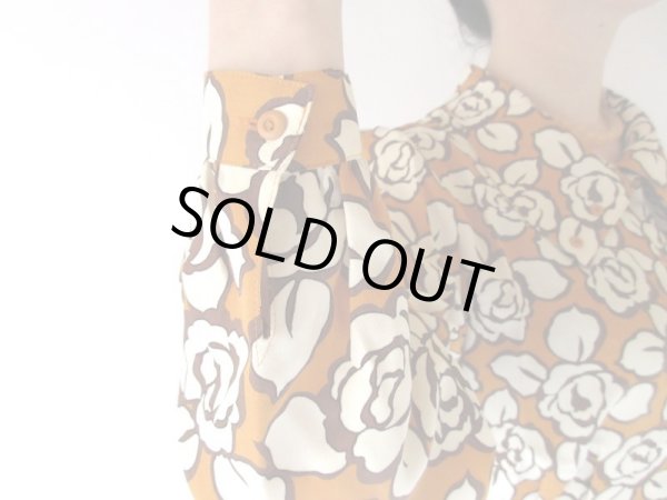 画像6: 【技あり襟の魅力*】2way襟のバラ柄ブラウス (6)