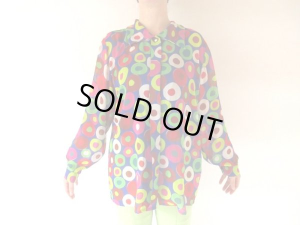 画像4: ポップカラーの水玉シフォン地シャツ (4)
