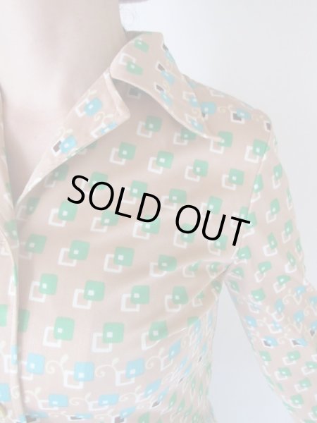 画像6: 【個性的な着こなしも*】レトロムード満点柄シャツ (6)