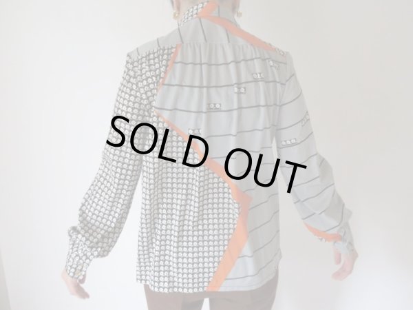 画像4: 【切り替えのデザインがオシャレ*】レトロフラワーシャツ (4)