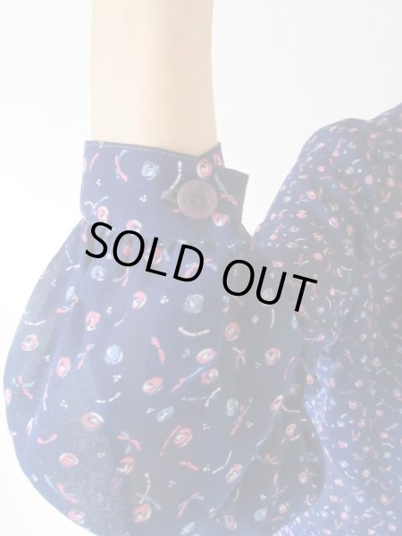 画像7: 【ほのかに透けます*】小花柄の二重襟ブラウス (7)