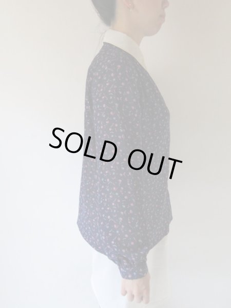 画像5: 【ほのかに透けます*】小花柄の二重襟ブラウス (5)