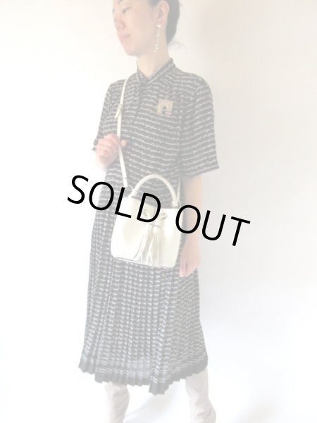 画像2: 【大人っぽロゴ*】モノトーン英字柄ワンピース (2)