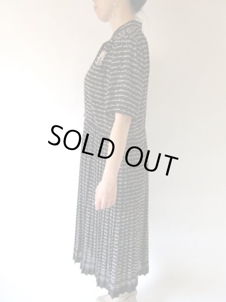 画像4: 【大人っぽロゴ*】モノトーン英字柄ワンピース (4)